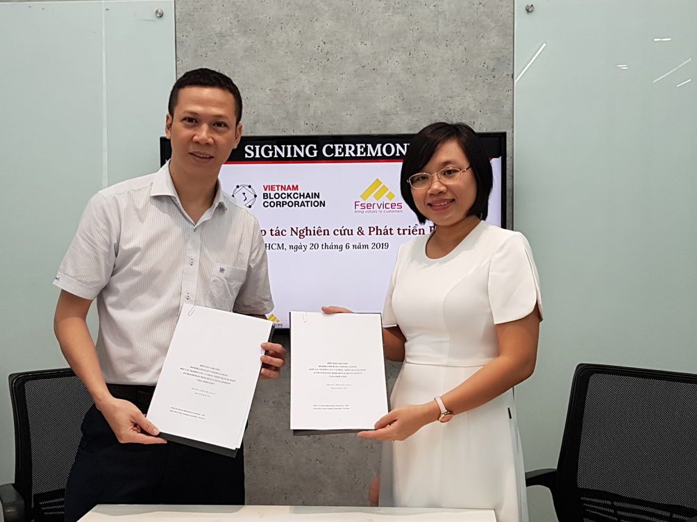 Ông Đỗ Văn Long, Giám đốc Công ty VBC, cùng ký kết hợp tác với bà Trương Thị Mỹ Phương, Tổng Giám đốc Công ty FServices.