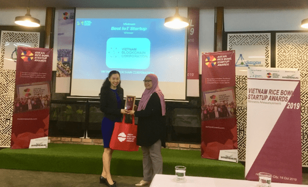 Vietnam Blockchain Corporation won the Best IoT Startup 2019 Award at Vietnam Rice Bowl Startup Award