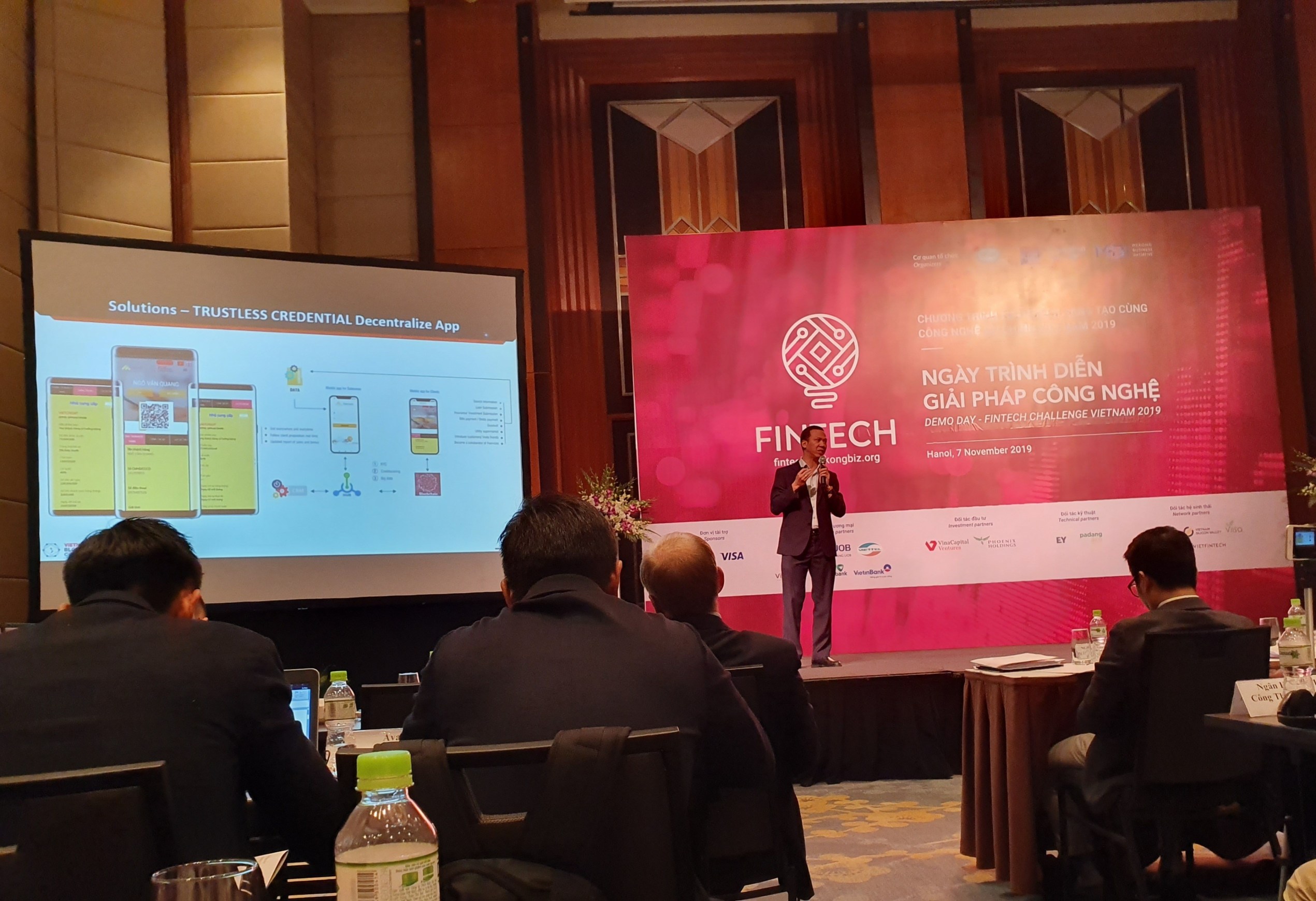 Vietnam Blockchain Corporation Introducing the application of blockchain technology in finance “Trustless Credentials” in Fintech Challenge Vietnam 2019
